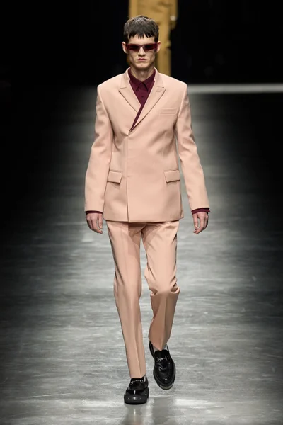 Look 19